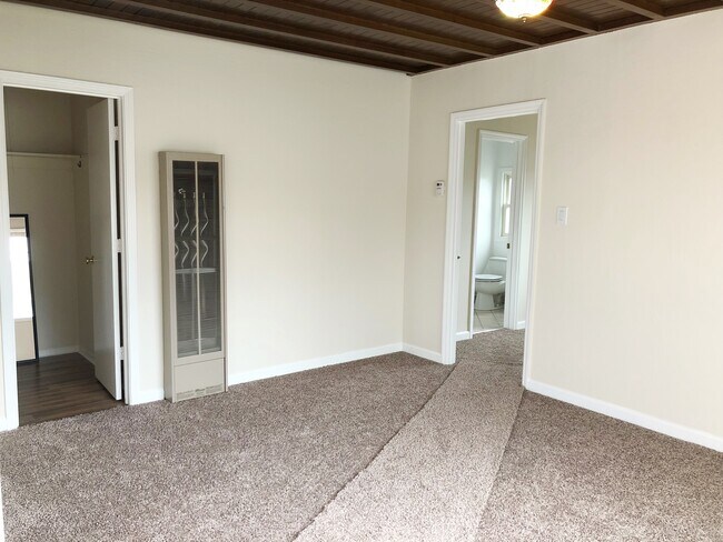 Living room + walk in closet - 500 San Antonio Ave