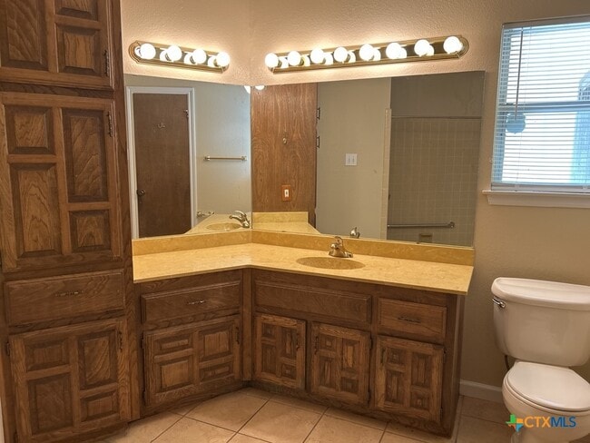 Building Photo - 700 Cedar Oaks Ln