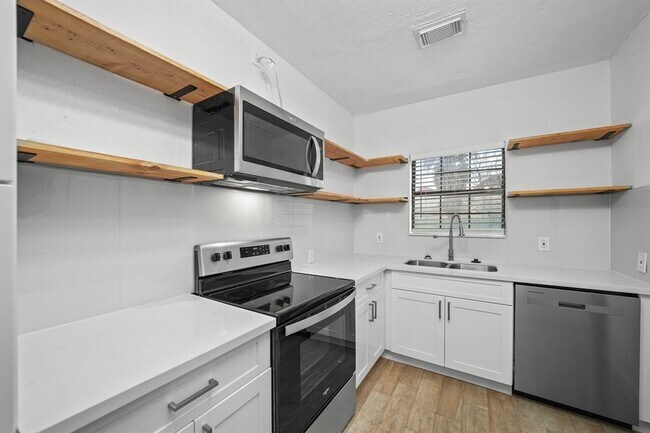 Building Photo - 701 28th St