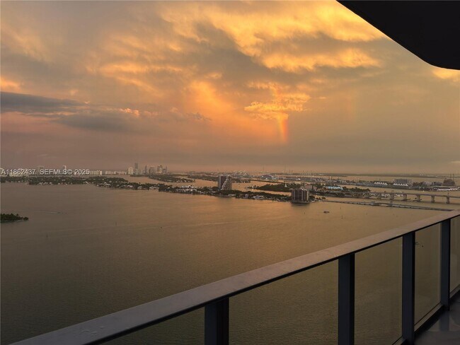 Foto del edificio - 700 NE 24th St