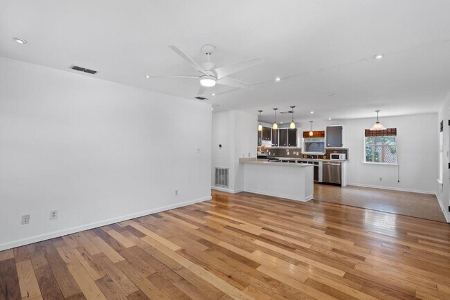 Building Photo - 1211 Delano St