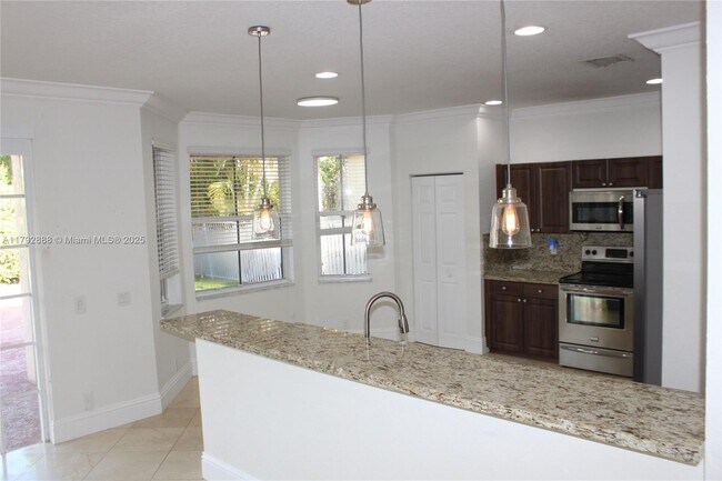 Building Photo - 947 Nandina Dr