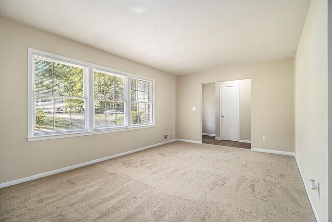 Building Photo - 4 Bedroom 3.5 Bath House