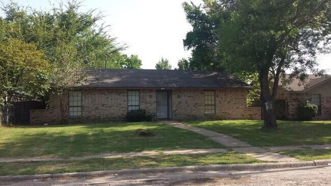 Building Photo - 10402 Cricket Dr
