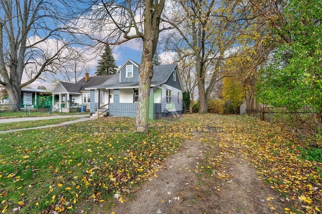Foto del edificio - Fully Remodeled 3 bed 1 bath- Single Family Home!! JUST LISTED!