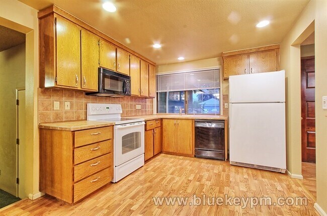 Building Photo - 3 bed, 2 bath home in Portland near Highwa...
