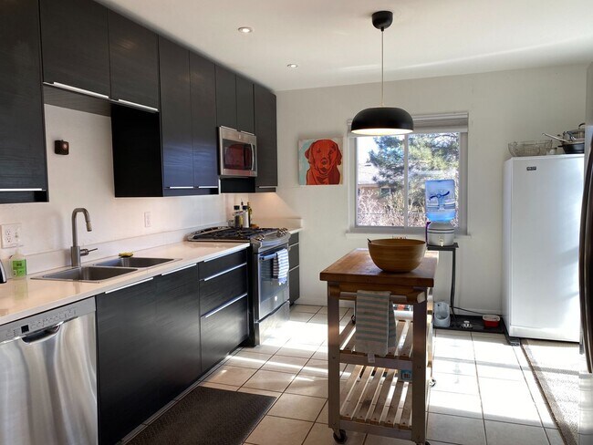 Building Photo - 3 Bed 1 Bath Ranch Home In East Boulder.
