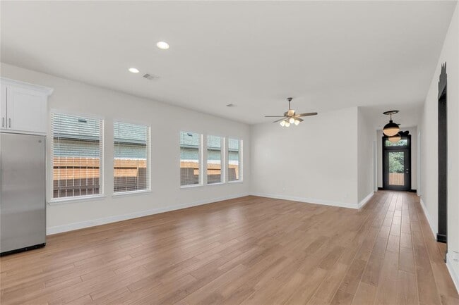 Building Photo - 145 Plumbago Loop