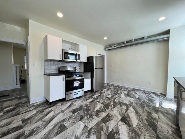 Foto del edificio - Updated 3BR house with multi-car off stree...