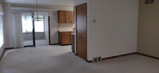 Building Photo - 890 Harvest Dr