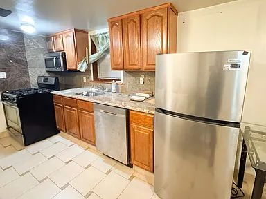 Building Photo - Spacious 1 Bedroom  Apartment Available In Prime Ditmars Location