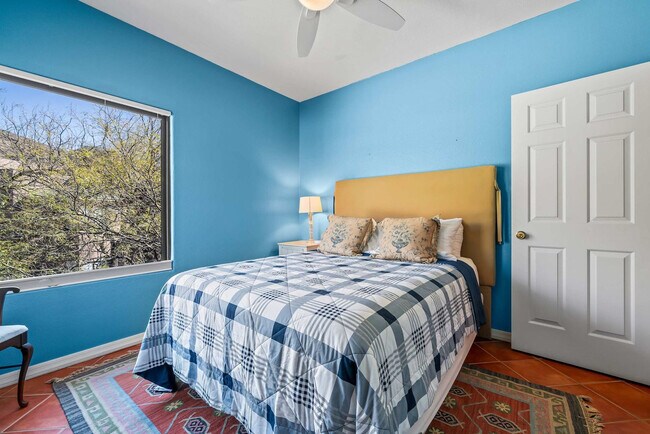 Foto del edificio - 6655 N Canyon Crest Dr