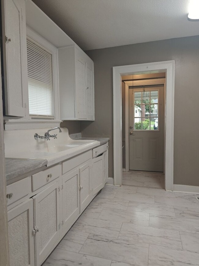 Building Photo - August Special! Application/Reservation Fe...