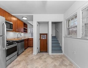 Building Photo - 832 S Main St