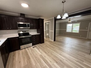 Building Photo - 409 Regina Dr
