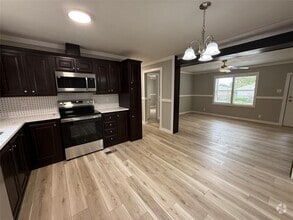 Building Photo - 409 Regina Dr