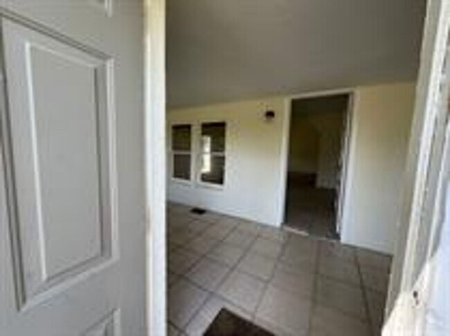 Foto del edificio - 311 N Bloxham Ave