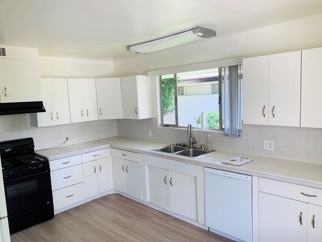 Building Photo - 1021 S Orange Grove Blvd