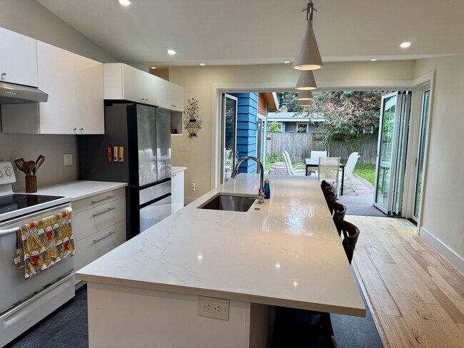 Photo - Fantastic Rambler in Lake Hills with A/C! House