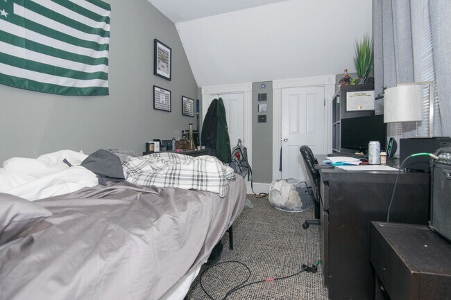 Foto del edificio - NO FEE - ALLSTON 4 BED/2 BATH - DISHWASHER, LAUNDRY ON SITE, PARKING FOR RENT