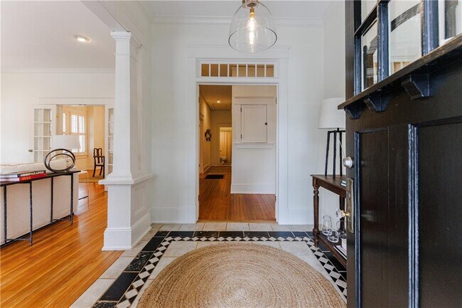 Foto del edificio - 654 Cresthill Ave NE