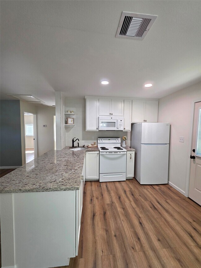 Foto del edificio - 5422 Pine Ave