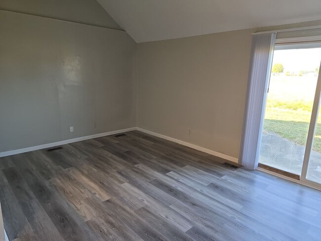 Building Photo - Spacious Townhouse Living Just Outside Downtown Woodburn