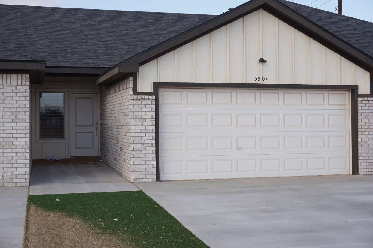 Primary Photo - Beautiful Modern 3/3 Townhome in North Lub...
