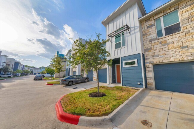 Building Photo - 8922 Menchaca Rd