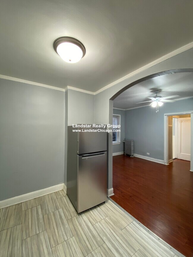 Building Photo - 6930 N Greenview Ave