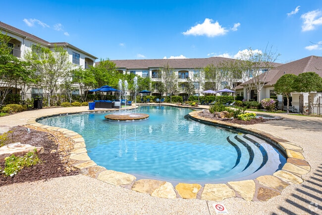 Front Swimming Pool - Paramount at Cedar Lodge