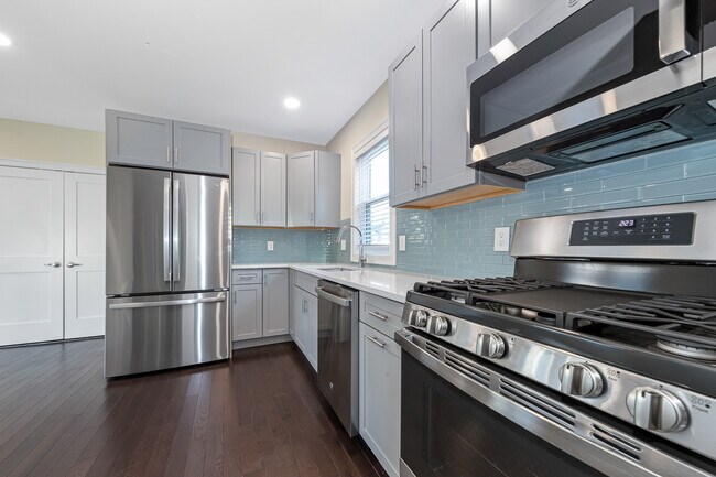 Foto del edificio - 64 Bradbury Ave