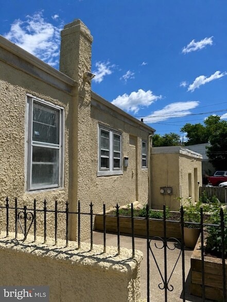 Building Photo - 301 Violet St