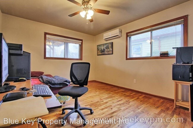 Foto del edificio - 2 br, 1 bath House - 2701  H  Street