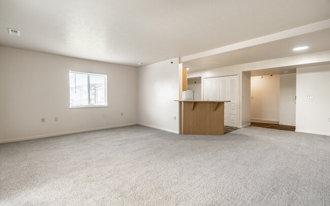Building Photo - Huntington Cove Apartments