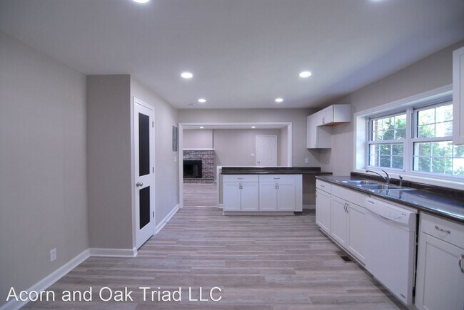 Building Photo - 3 br, 3 bath House - 2500 N Centennial Ave