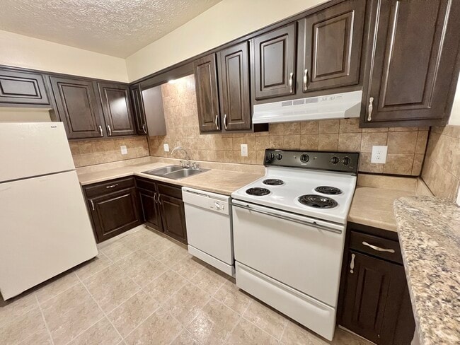 Nuevo granito - Countrybrook Apartments