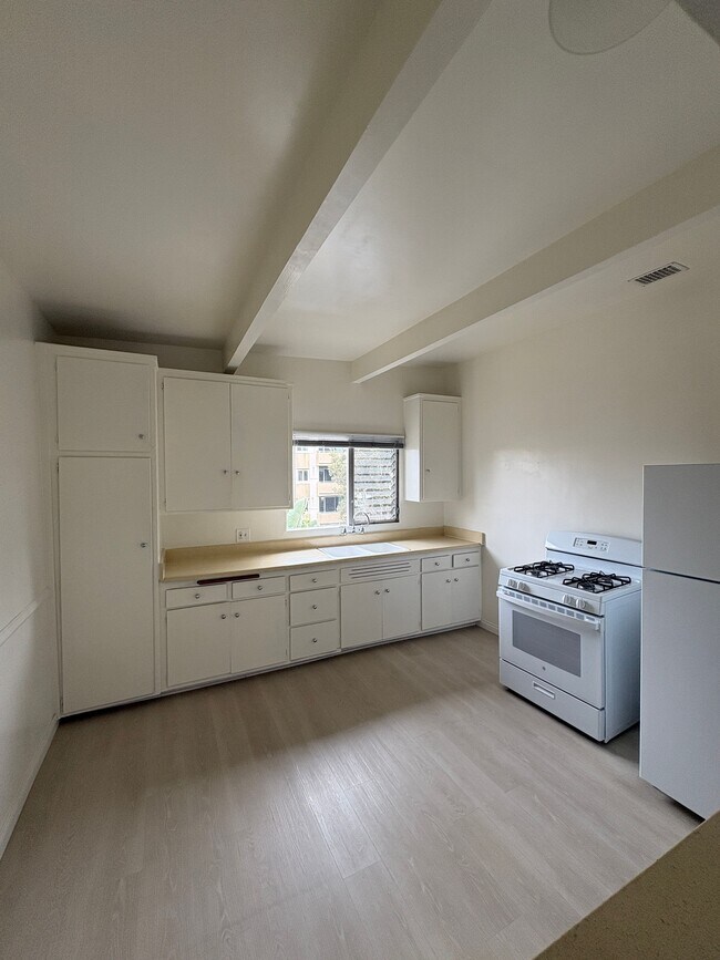 Building Photo - 10767 Rose Ave
