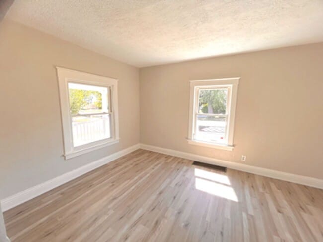 Building Photo - 3 Bed 1 Bath