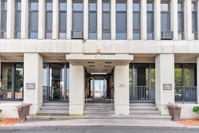 Foto del edificio - 6700 S South Shore Dr
