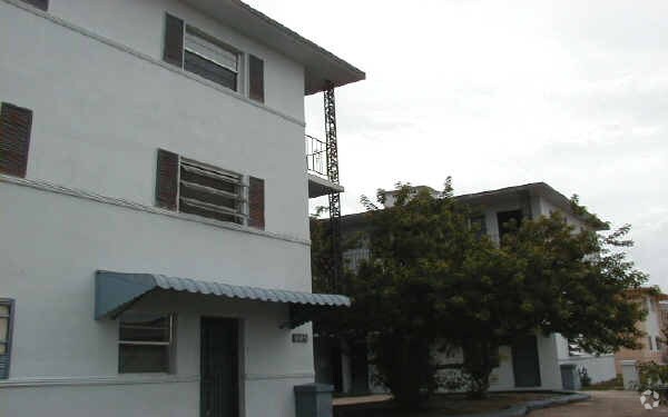 Building Photo - 6487 W Flagler St