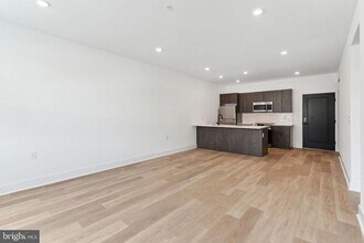 Building Photo - 1419 W Grange Ave