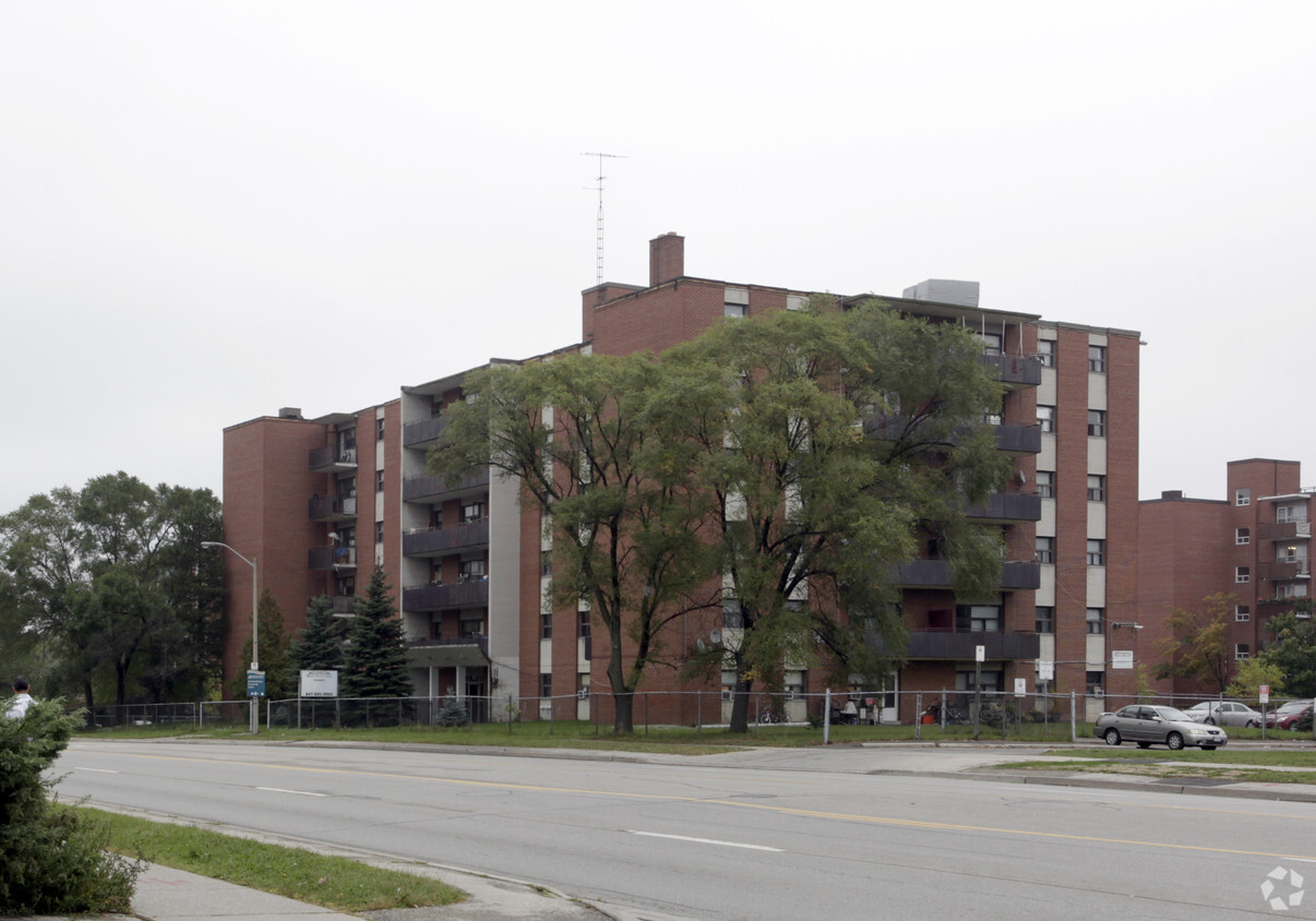 Building Photo - 1470 Bloor St E