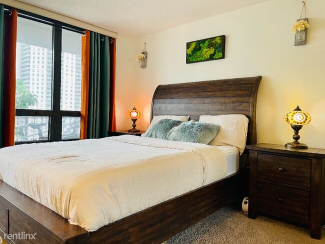 Foto del edificio - 1 br, 1 bath Condo - 625 N State St