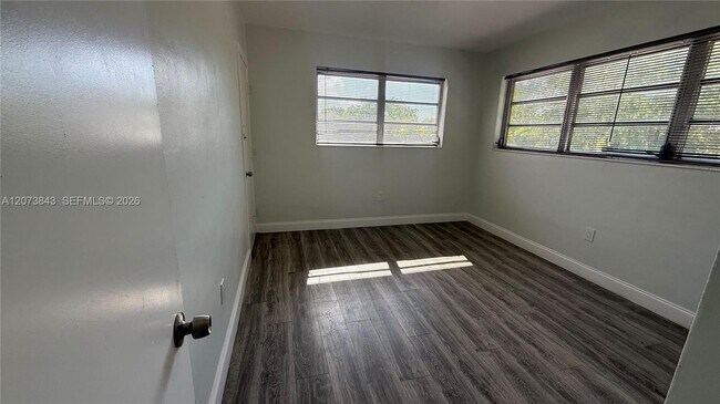 Foto del edificio - 245 NE 191st St