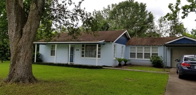 Building Photo - 2629 Dowling Ave