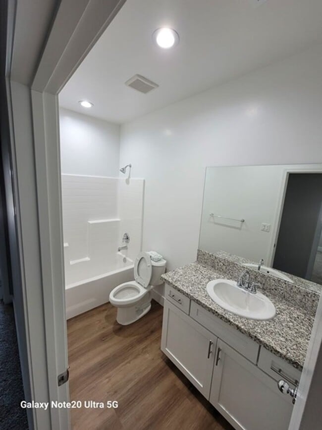 Building Photo - Gorgeous home located in Northeast Bakersf...