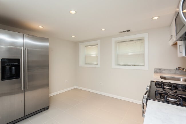 Building Photo - 3604 W Roscoe St