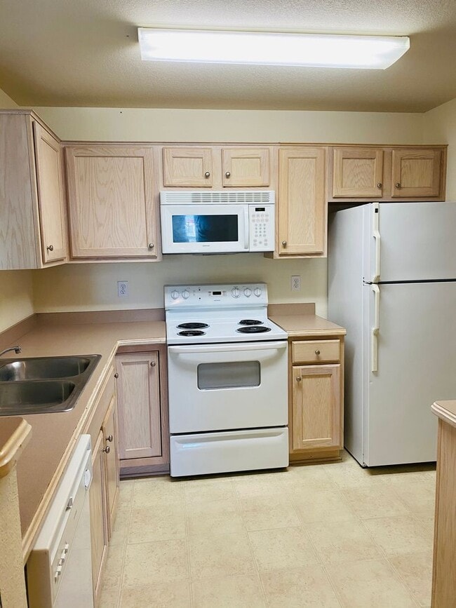 Building Photo - Spacious 2bedroom!