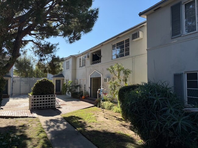 Building Photo - 11622 Chandler Blvd